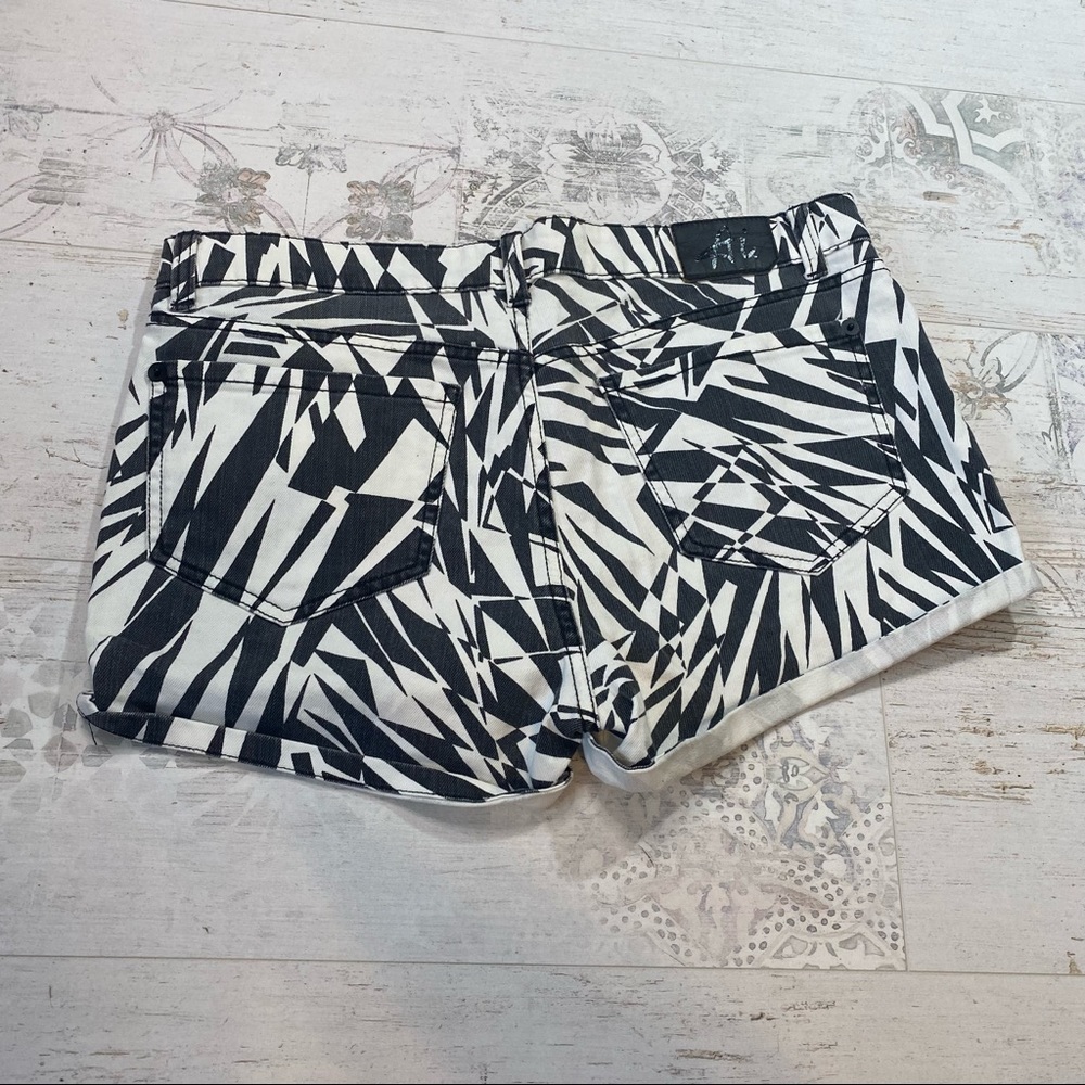 Authentic Icon Black White Geometric Jean Shorts - Picture 5 of 8